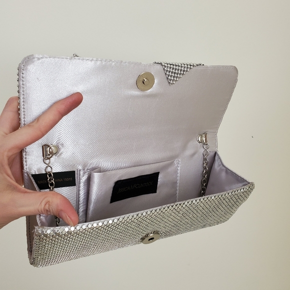 Jessica McClintock Silver Chainmail Bow Clutch with Crossbody Chain - Picture 3 of 5